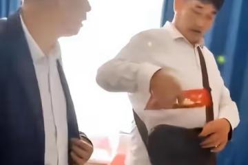 陳萌出月子正面照曝光,大衣哥遞上大紅包,小偉樂呵著端月子餐