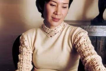 她是國家一級演員，享正軍級待遇，離異後至今單身，66歲依然自在
