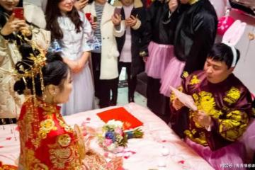 妻子出軌男閨蜜,以為神不知鬼不覺,丈母娘60大壽丈夫送上驚喜