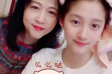 騙了我們23年！原來她就是關曉彤的母親！怪不得她能紅透大江南北