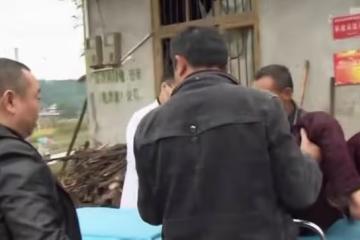 89歲老太太和雞鴨同吃同住，兩個兒子不問不管，小兒子：她活該