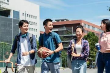 鄰居阿姨是單親媽媽，我爸媽主動提議「讓她兒子天天來我家吃飯」！我們每天一起吃飯、唸書情同兄弟，上大學後他們搬走了，我們就此失聯… 10年後有天半夜「我家門縫被塞進一個紙袋」我們全家都看傻了