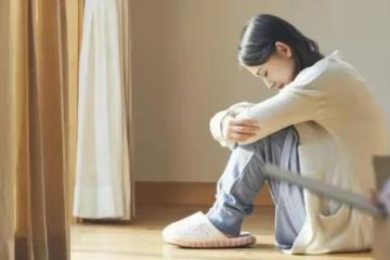 我當年「因為未婚懷孕結婚」爸媽超反對我出嫁!沒過幾年老公真的出軌「我離婚跑回娘家住」…住3天卻「連續3個晚窗戶離奇被打開」!第4晚我裝睡著「半夜偷偷張開眼睛」一看崩潰了…