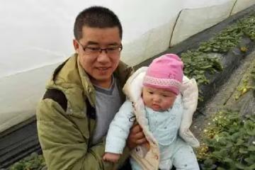 我受傷後被公司辭退,妻子為了家計「到大城市當保姆」,2年來只寄錢回家,卻從沒回來過。我擔心下抱著孩子去探望,「推開門看到妻子」,瞬間泣不成聲...