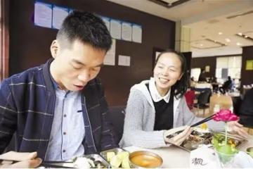 前陣子我不斷在公司加班，老公都會特地來公司載我回家，某天我們回家途中到附近「點了一碗麵吃」，沒想到最後老公竟然跟我離婚了
