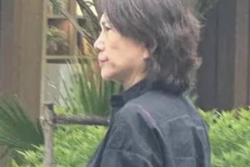 王自如未現身引爭議！偶遇69歲董明珠街頭，穿2.9w馬面裙6人陪同