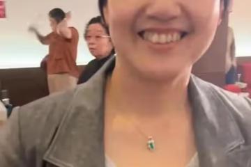 于謙和妻子給兒子辦18歲成人禮,兩人激動的眼含熱淚,謙嫂很美