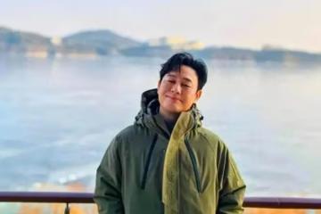 13歲喪母,支持父親再婚,47歲成名,現仍買不起房與妻兒住出租屋