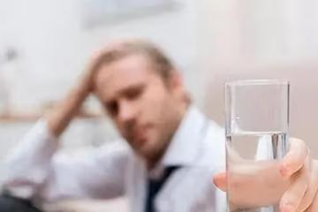 一到半夜就口乾舌燥?可能不是因為缺水,小心5種疾病找上門