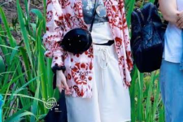 楊冪打扮美了也愛臭美!大路上照鏡子照不停,穿搭風格再度大爆火