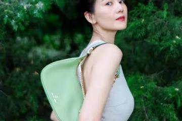 高圓圓街拍也怕輸!穿禮服比走紅毯都隆重,大秀纖細美背驚艷全場