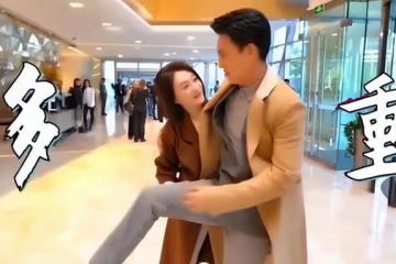 李小冉新劇花絮曝光！被靳東公主抱罕見含羞，穿大衣盡顯霸總范