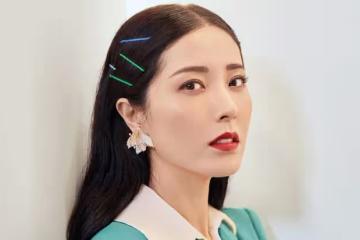 曾黎王子鳴拉麵館被拍,低調戀情曝光,電動車出行引關注