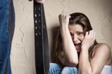 十年婚姻未育，丈夫外遇把妻子打進醫院，婆婆護短：怪兒媳不能生