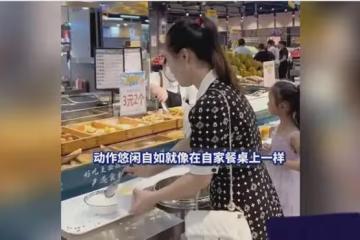 超市提供免費喝粥，女子帶著孩子天天來喝：很無奈，只能任由她來