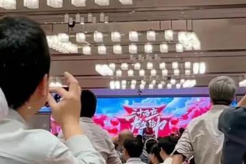 怎能不受忌憚？俞敏洪講話下面都在閒聊，董宇輝一出來都起立歡呼