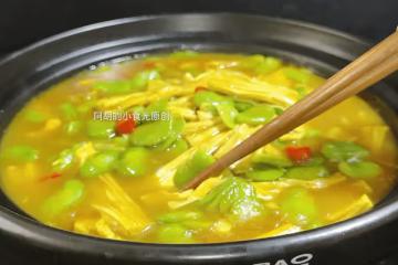 腐竹和它絕配，一碗全是高蛋白！換個味道燜一鍋，軟嫩透了，澆在米飯上吃最絕