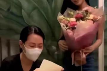 小s滿口誇讚三個女兒,開心過節,稱其不再遺憾,許雅鈞未露面
