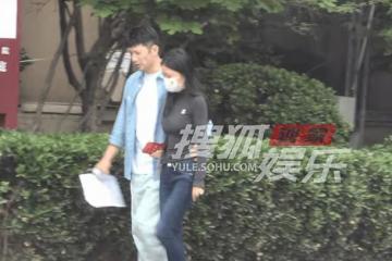 劉芮麟摟女友腰散步新戀情曝光 女友身材凹凸有致