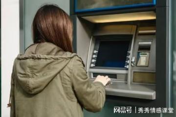 母親臨終前送兩套房給哥嫂,卻只給我8萬銀行卡,取錢時我愣住了