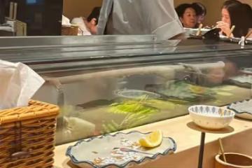 袁詠儀一家深圳生活，高級餐廳吃飯被偶遇，網友贊15歲魔童長很帥