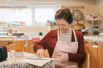 AA制婚姻，丈夫回家看到老婆吃魚肉母親吃剩飯，老婆：她不願意A