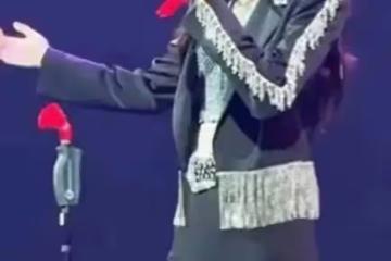 於文文演唱會穿緊身褲,隱私部位輪廓搶鏡,網友:真的不體面了!