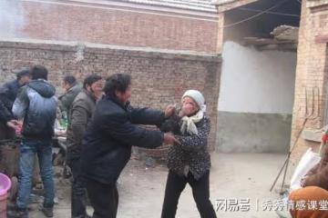 姥爺打罵姥姥半輩子,三舅媽嫁來後對姥爺說:再動手我用鐵杴拍你