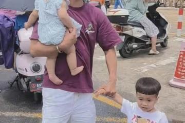 44歲爺爺抱著孫女牽著孫子，去校門口接14歲兒子，爺倆見面亮了！