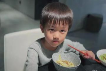 重男輕女！黃磊一家逛動物園，多多和妹妹打扮怪異，弟弟穿著正常