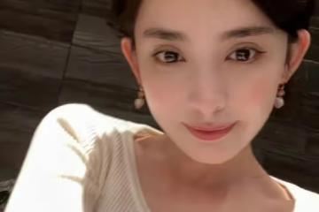 娜扎媽媽顏值太高了!穿黑裙變闊太穩坐C位,同框娜扎更像姐妹花