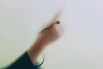 娜扎久違登大刊太大膽！穿黑色bra秀性感身材，顯優越的身材比例