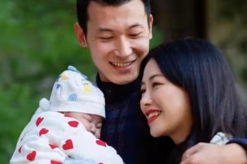 名媛朱珠全家福罕見曝光!女兒正面曝光顏值超高,穿粉衣超卡哇伊