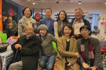 48歲董卿久違亮相氣場足!穿大衣在人群中依舊亮眼,關鍵氣質出眾