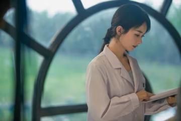趙麗穎新劇風格大變！穿西裝比女總裁還有氣場，簡約風照樣顯高級