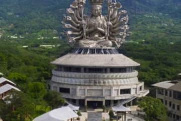 台灣紅到國際!隱身建築中「千手千眼觀世音」 高達30公尺「夜晚竟發出聖光」