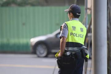 實在太累了！員警坐在餐廳「低著頭瞌睡」怕遭檢舉「擺字條」路人一看瞬間心疼：謝謝你們！