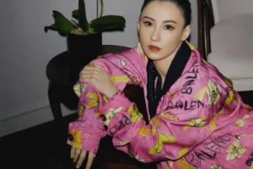 張柏芝有顏就任性！穿印花「睡裙」竟然不土氣，扎一米辮子太吸睛