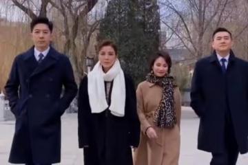 63歲徐俐久違亮相!穿大衣走秀氣場比朱迅都強大,氣質太優雅了