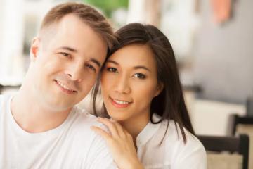 結婚4年不孕！夫妻離婚簽字「丈夫的腳不停被踢」　他轉頭「看妻子一眼」笑回：不離了～