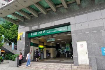 每天4點放學擺攤!高中弟風雨無阻「新店捷運出口」賣蔬果 「一揭開身世」鄰居不捨:國小開始擺