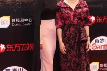 女明星同框有多絕？海清氣場十足，陶虹嫵媚動人，兩人都很美