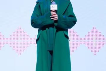 宋軼的膚色真夠白的，穿一身墨綠色的造型，生圖也是那麼美