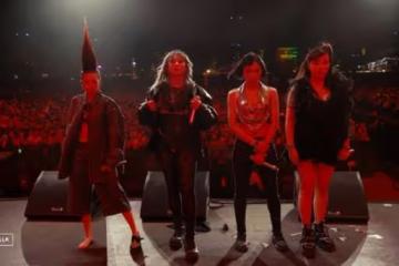 無預警合體!時隔7年韓團2NE1美國舞台齊亮相,台下觀眾傻眼