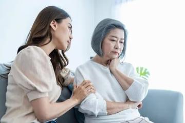 52歲男保姆：月工資7500，但每天要為72歲僱主揉肩搓背，我太難了