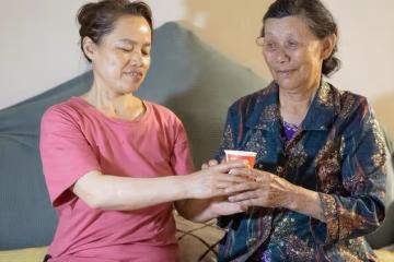 43歲阿姨：給78歲老人當住家保姆，對方待我如家人，可我卻想辭職