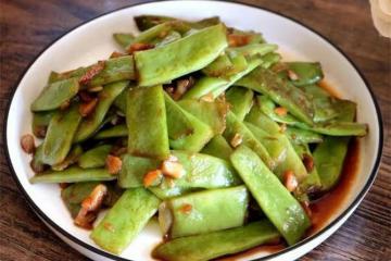 炒扁豆時有人過油有人直接炒，難怪不好吃，分享大廚正確做法