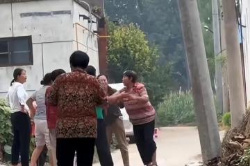 男友頭回上門，我爸讓他挑水，我卻叫他假裝閃了腰