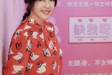 71歲劉曉慶也太美了吧?穿花襯衫+牛仔褲+麻花辮,完全沒有大媽味