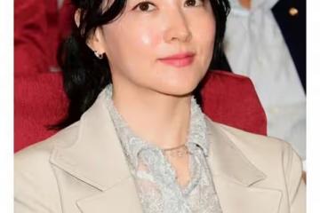 52歲李英愛帶火了一種新穿法：「外面是精英裡面是富婆」，太洋氣